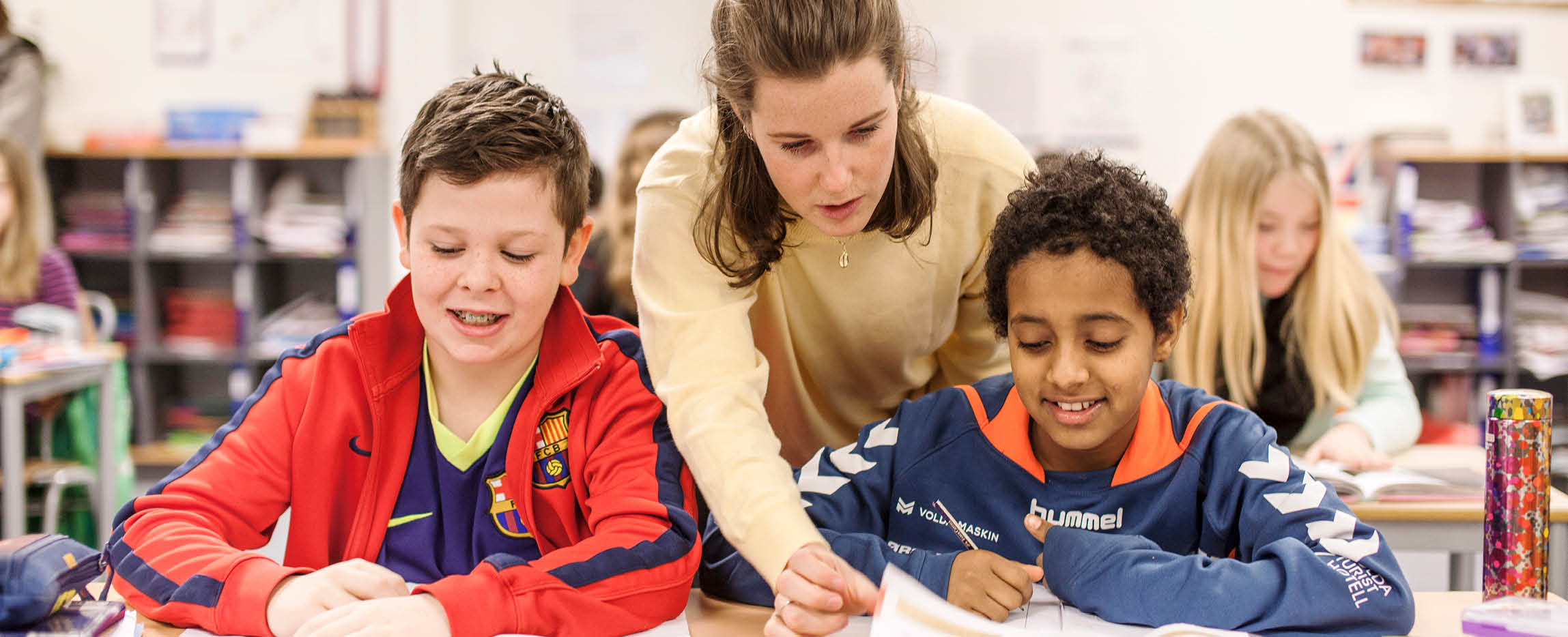 Tre svømmere i baseng